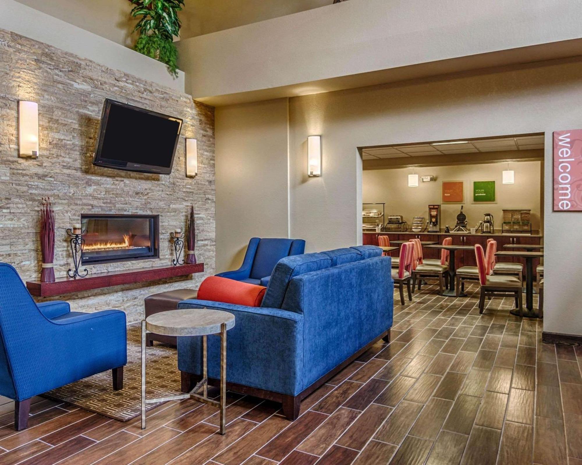 Comfort Inn & Suites Grafton-Cedarburg Exterior photo